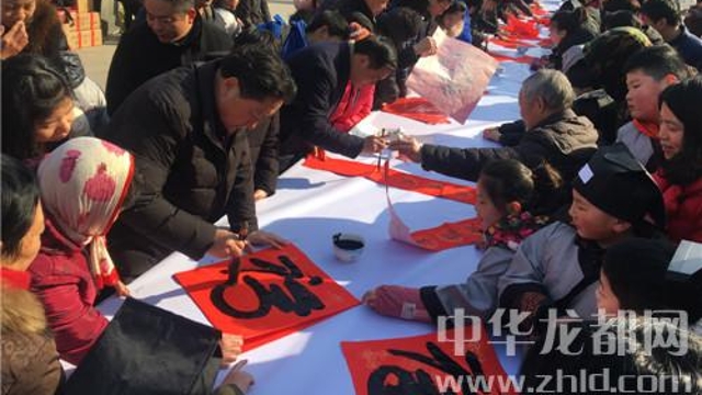 書法家揮毫送“?！?眾市民喜領春聯(lián)