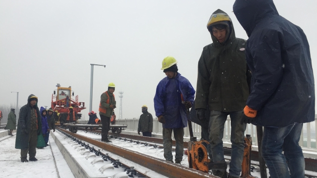 致敬！風(fēng)雪中的高鐵建設(shè)者