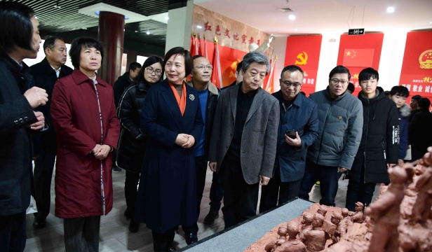 張振?！胺榛鹉甏扁x瓷泥塑藝術(shù)展在周口市文化中心展出