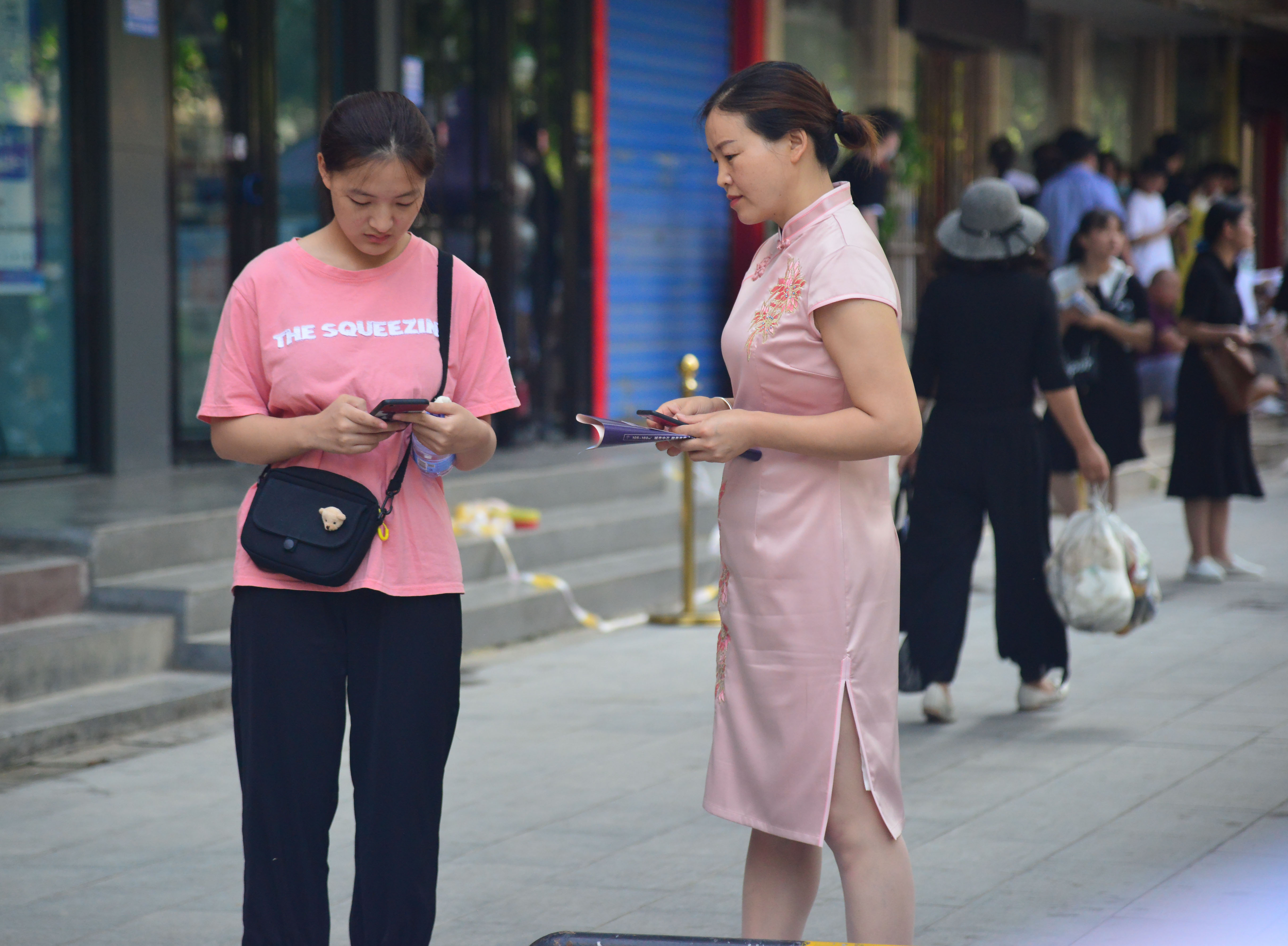 旗開(kāi)得勝！高考考場(chǎng)外的旗袍媽媽們